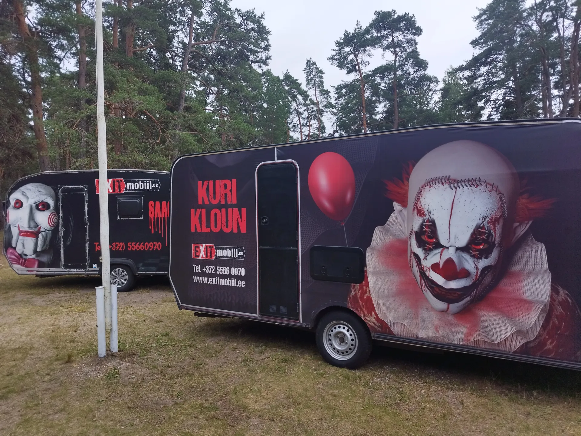 Exitmobiili kaks põgenemistuba – Kuri Kloun ja Saag – haagistena üritusel